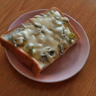 しらすと大根葉(茎)のチーズトースト